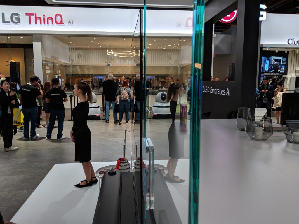 Giroux Glass installs all-glass booth at CES 2018