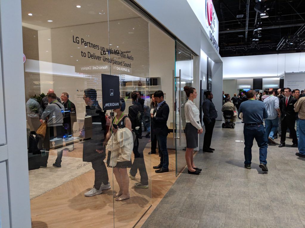 Giroux Glass installs all-glass booth at CES 2018